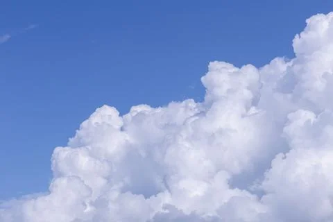 Blue sky background with white clouds on sunny day. Foto stock