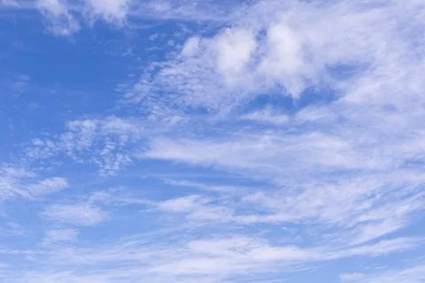 Blue sky background with white clouds on sunny day Foto stock