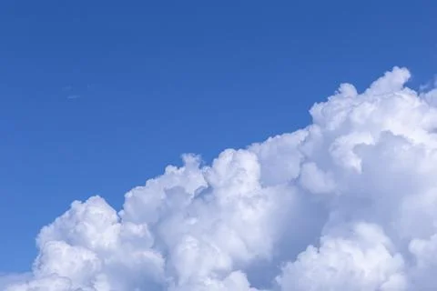 Blue sky background with white clouds on sunny day. Stockfoto's