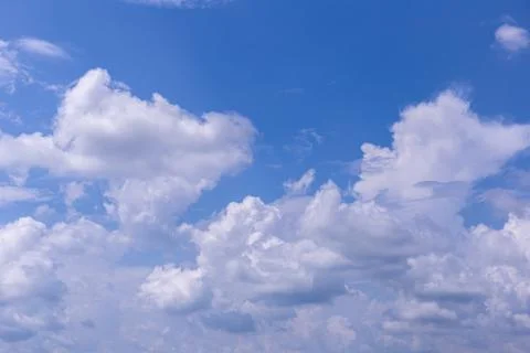 Blue sky background with white clouds on sunny day. Stockfoto's
