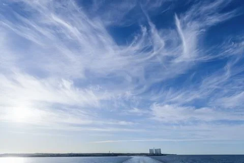 Blue sky background with white fluffy clouds Foto stock
