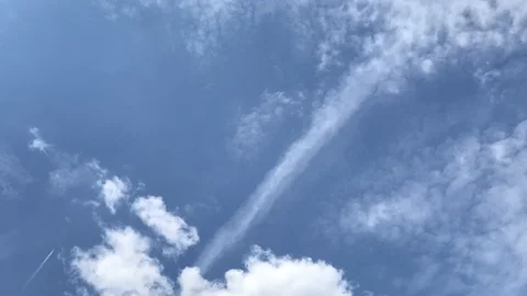 Blue sky &amp; beautiful clouds timelapse with ascending plane crossing the sky Vidéo 105869913
