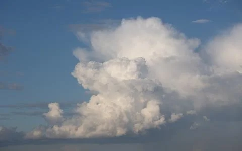 Blue sky. Beautiful Cumulus clouds flying across the sky, Foto stock