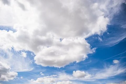 Blue sky with big white clouds. Background for the sky replacement tool Foto stock