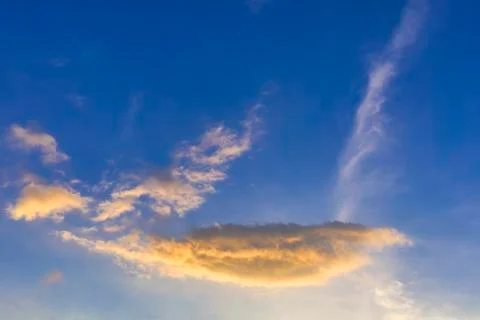 Blue sky with cloud background. With copy space for text or design. Foto stock