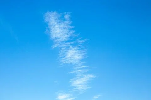 Blue sky with cloud streaks. Celestial atmospheric background Foto stock