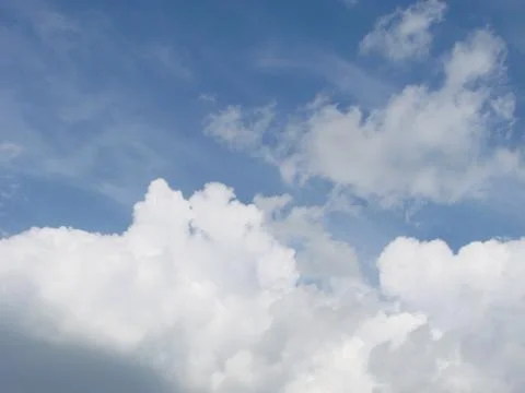 Blue sky with clouds nature for background. Pattern of clouds in the blue sky Foto stock
