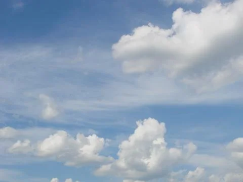 Blue sky with clouds nature for background. Pattern of clouds in the blue sky Stockfoto's