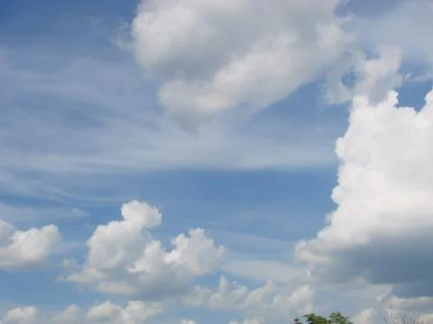 Blue sky with clouds nature for background. Pattern of clouds in the blue sky Foto stock