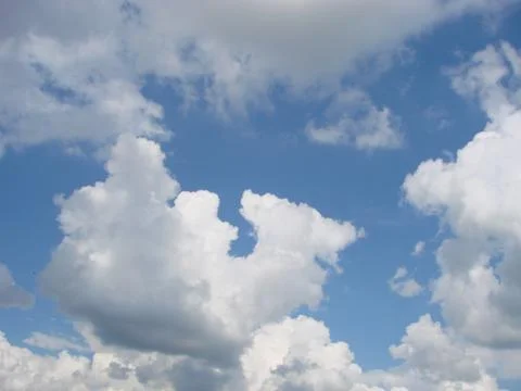 Blue sky with clouds nature for background. Pattern of clouds in the blue sky Stockfoto's