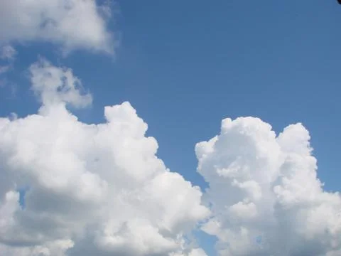 Blue sky with clouds nature for background. Pattern of clouds in the blue sky Stockfoto's