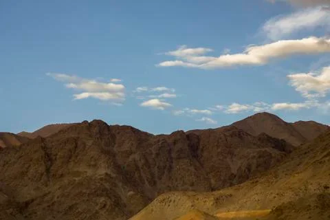 Blue sky with clouds over the sandy mountains Foto stock