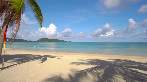 Blue sky with clouds with waves rolling onto an island beach Vídeos de archivo 139144887