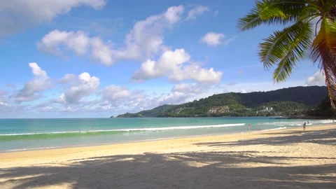 Blue sky with clouds with waves rolling onto an island beach Vídeo Stock 139145196