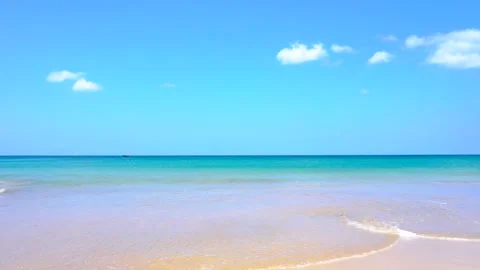 Blue sky with clouds with waves rolling onto an island beach Vídeos de archivo 139146119