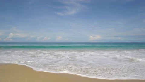Blue sky with clouds with waves rolling onto an island beach Vídeo Stock 139146726