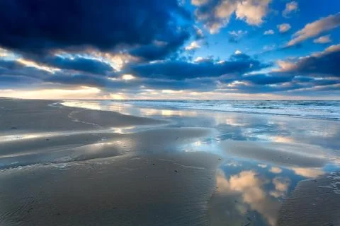 Blue sky cloudscape reflected in North sea Stock-Fotos