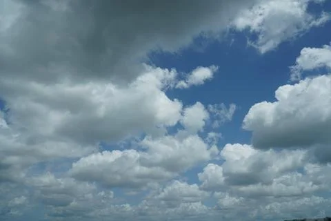 Blue Sky with Cumulus Clouds Day Time Scenery Foto stock