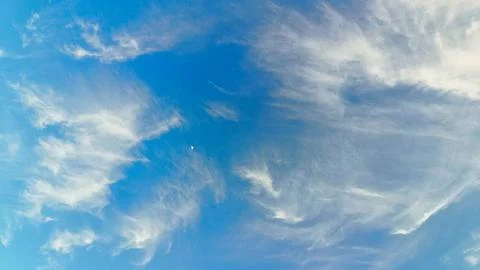 The blue sky is decorated with dense clouds that spread out on a sunny day... Foto stock