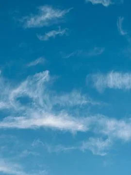 Blue Sky with Delicate Cirrus Clouds and Spacious Copy Space Foto stock