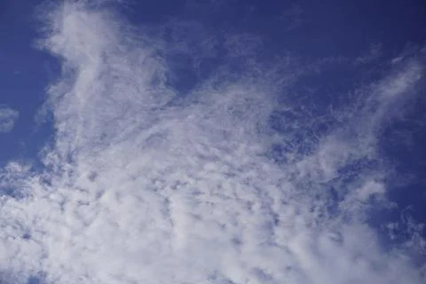 Blue sky with dense white clouds on a sunny day Stockfoto's