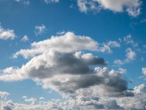 Blue sky with dramatic cumulus clouds Foto stock