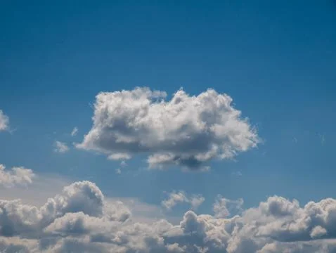 Blue sky with dramatic fluffy clouds Foto stock