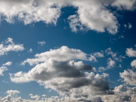 Blue sky with dramatic white clouds Foto stock