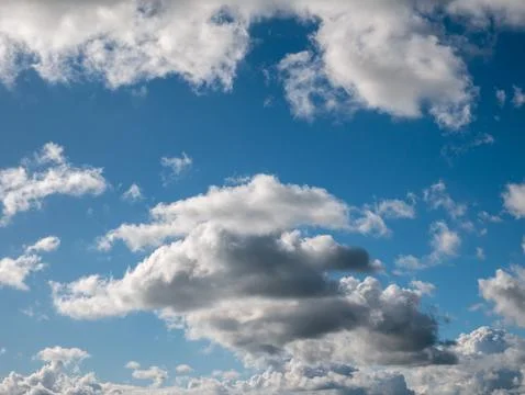 Blue Sky with Dramatic White Clouds Foto stock