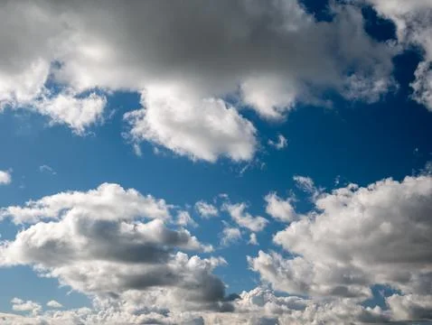 Blue sky with dramatic white clouds Foto stock