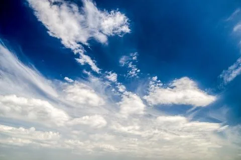 Blue Sky with Dramatic White Clouds Foto stock