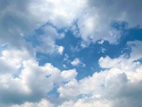 Blue Sky Filled With Fluffy White Cumulus Clouds On A Bright Sunny Day Stock-Fotos