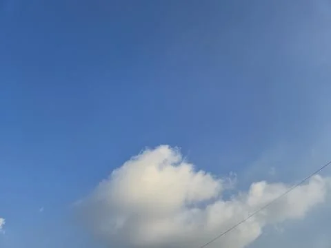 Blue sky with fluffy cloud and wire Foto stock
