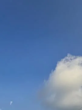 Blue sky with a fluffy white cloud Foto stock