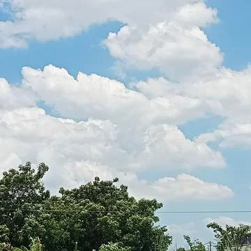 A blue sky with fluffy white clouds Foto stock
