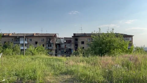 Blue sky, green Environment with Damaged and burnt out multi-storey houses. 스톡 동영상 224708070