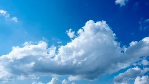 Blue sky with a large white cloud Stockfoto's