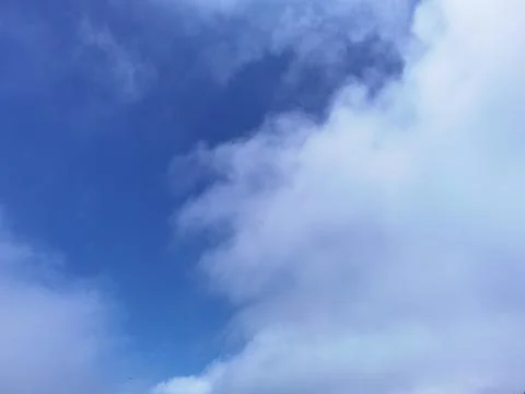 Blue sky with light cloud 库存照片