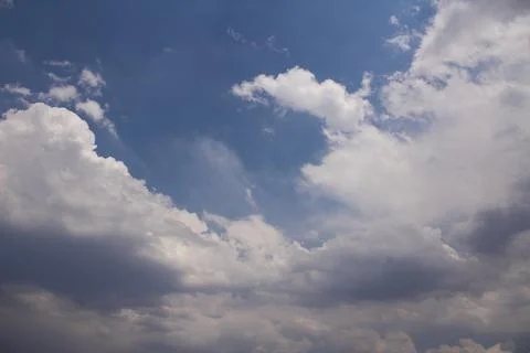 Blue sky with many clouds 库存照片