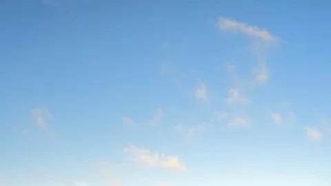 Blue sky with many floating sunset clouds timelapse Vidéo 82987040