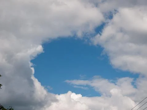 Blue Sky Opening Through Dramatic Cloud Cover Foto stock