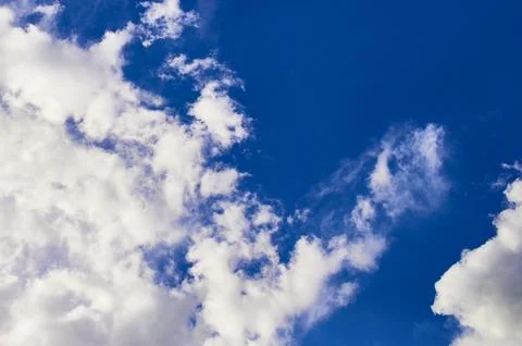 Blue sky with partial clound coverage for backgrounds and textures Stockfoto's