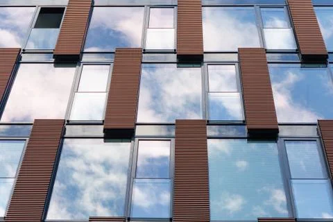 Blue sky reflected in mirror windows of modern office building Stock-Fotos
