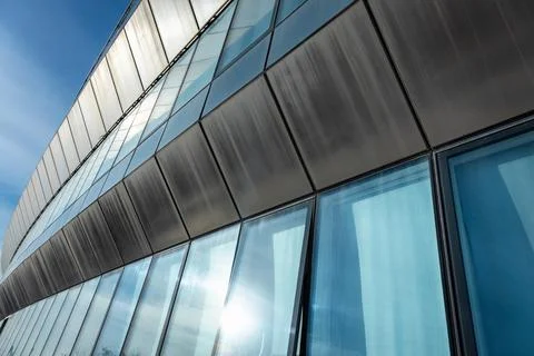 The blue sky is reflected in the windows of a modern office building Foto stock