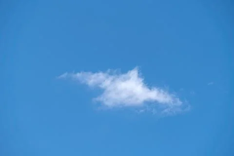 Blue sky with a single white cloud Foto stock