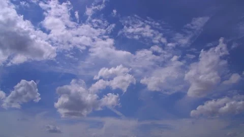 Blue Sky With Soft White Clouds Overhead Creating A Serene Atmospheric Back.. 库存影片 347483417