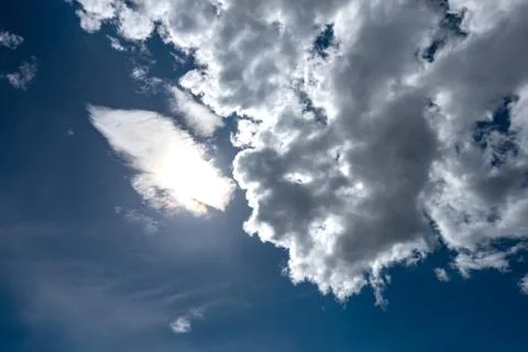 Blue sky with the sun behind the cloud in the afternoon. Foto stock