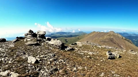 Blue sky with sunning view over the green mountains. Video stock 135540178