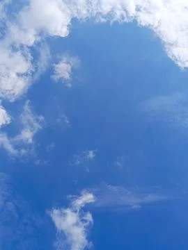 Blue Sky Surrounded by White Clouds Natural Cloud Frame Background 库存照片