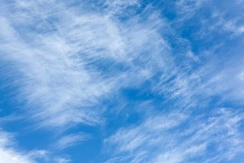 Blue sky texture with feathery clouds background pattern Foto stock